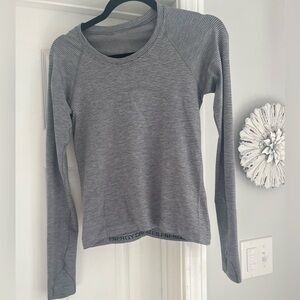 Lululemon Size 6 Long Sleeve Race Length
